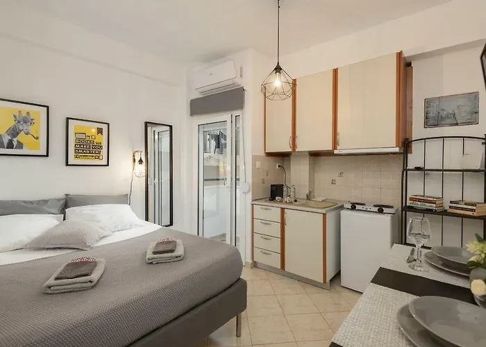 Central Studio! Fiber Wifi, Ac, Private, Self Check-In!