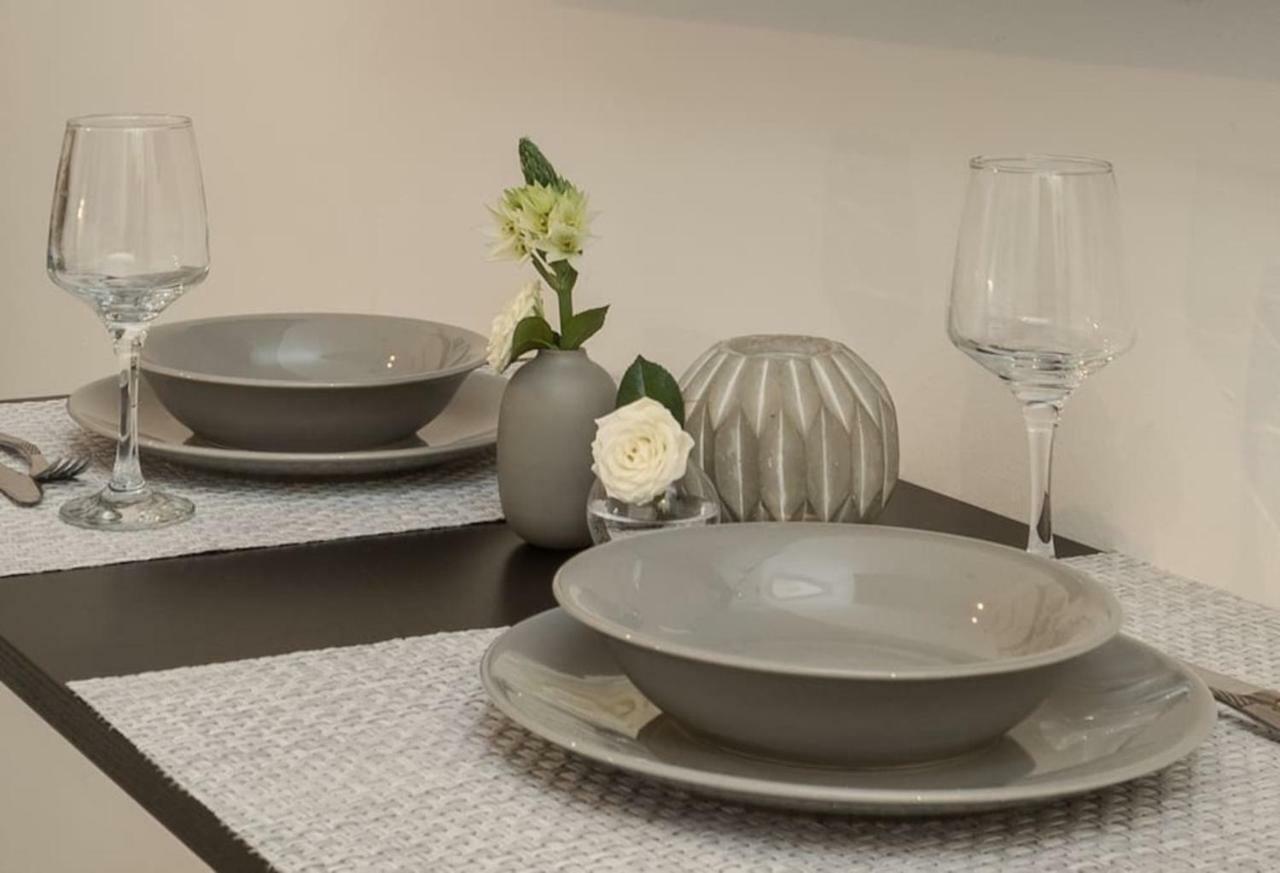 Apartment Studio! Fiber Wifi, Ac, Private, Self Check-in! *
