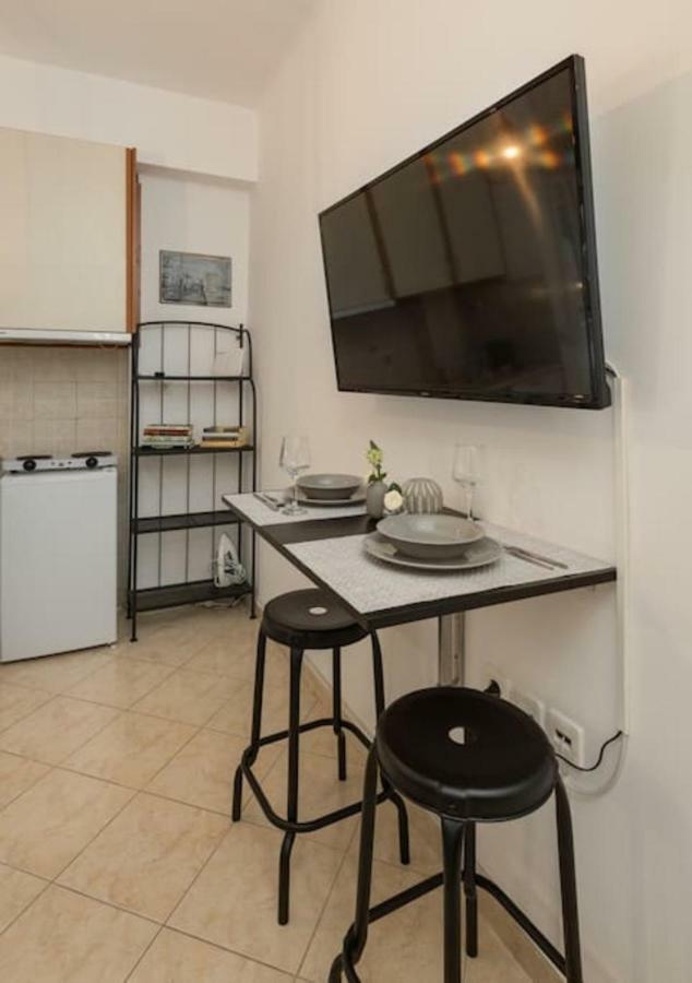 Apartment Studio! Fiber Wifi, Ac, Private, Self Check-in! *